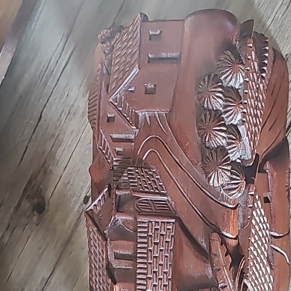Honduras Mahogany Carved Box - Picture 5 of 7